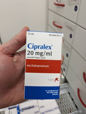Prag, Çek Cumhuriyeti - 10 Temmuz 2024: Lundbeck tarafından escitalopram aktif maddesiyle birlikte Cipralex ilaç kutusu, depresyon, anksiyete bozuklukları ve OCD tedavisinde kullanılır..