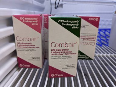 Prag, Çek Cumhuriyeti - 10 Temmuz 2024: COPD ve astım tedavisi için kullanılan BECLOMETASone ve ÇİMLİ aktif maddelerle COMBAIR astım ilacı.
