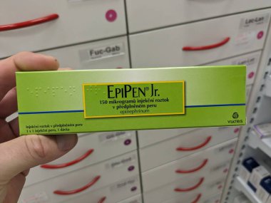 Prag, Çek Cumhuriyeti - 22 Kasım 2023: EpiPen Jr. Epinefrinyum ilacı. Çek Cumhuriyeti 'nde anafilaksi-şiddetli alerji reaksiyonu tedavisi. Uyuşturucu paketi.