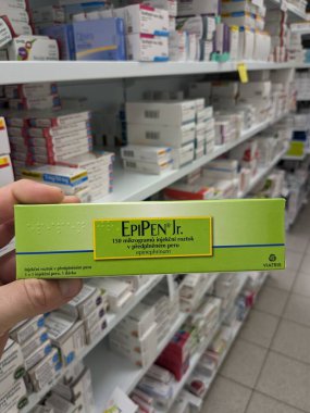 Prag, Çek Cumhuriyeti - 22 Kasım 2023: EpiPen Jr. Epinefrinyum ilacı. Çek Cumhuriyeti 'nde anafilaksi-şiddetli alerji reaksiyonu tedavisi. Uyuşturucu paketi.