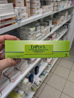 Prag, Çek Cumhuriyeti - 22 Kasım 2023: EpiPen Jr. Epinefrinyum ilacı. Çek Cumhuriyeti 'nde anafilaksi-şiddetli alerji reaksiyonu tedavisi. Uyuşturucu paketi.