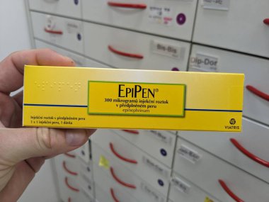 Prag, Çek Cumhuriyeti - 10 Temmuz 2024: EPIPEN ilaç kutusu MYLAN tarafından EPINEPHRINE aktif madde, anafilaksi acil tedavisinde kullanılır.