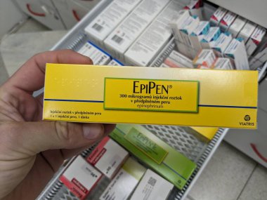 Prag, Çek Cumhuriyeti - 10 Temmuz 2024: EPIPEN ilaç kutusu MYLAN tarafından EPINEPHRINE aktif madde, anafilaksi acil tedavisinde kullanılır.