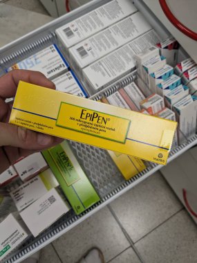 Prag, Çek Cumhuriyeti - 10 Temmuz 2024: EPIPEN ilaç kutusu MYLAN tarafından EPINEPHRINE aktif madde, anafilaksi acil tedavisinde kullanılır.