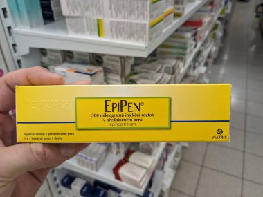 Prag, Çek Cumhuriyeti - 10 Temmuz 2024: EPIPEN ilaç kutusu MYLAN tarafından EPINEPHRINE aktif madde, anafilaksi acil tedavisinde kullanılır.
