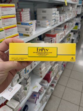 Prag, Çek Cumhuriyeti - 10 Temmuz 2024: EPIPEN ilaç kutusu MYLAN tarafından EPINEPHRINE aktif madde, anafilaksi acil tedavisinde kullanılır.