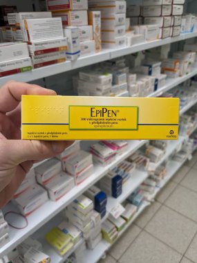 Prag, Çek Cumhuriyeti - 10 Temmuz 2024: EPIPEN ilaç kutusu MYLAN tarafından EPINEPHRINE aktif madde, anafilaksi acil tedavisinde kullanılır.