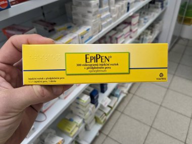 Prag, Çek Cumhuriyeti - 10 Temmuz 2024: EPIPEN ilaç kutusu MYLAN tarafından EPINEPHRINE aktif madde, anafilaksi acil tedavisinde kullanılır.