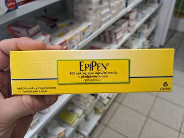 Prag, Çek Cumhuriyeti - 10 Temmuz 2024: EPIPEN ilaç kutusu MYLAN tarafından EPINEPHRINE aktif madde, anafilaksi acil tedavisinde kullanılır.