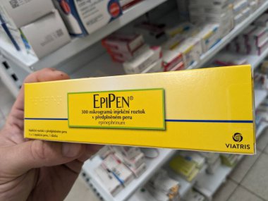 Prag, Çek Cumhuriyeti - 10 Temmuz 2024: EPIPEN ilaç kutusu MYLAN tarafından EPINEPHRINE aktif madde, anafilaksi acil tedavisinde kullanılır.