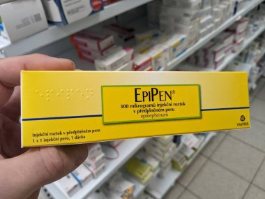 Prag, Çek Cumhuriyeti - 10 Temmuz 2024: EPIPEN ilaç kutusu MYLAN tarafından EPINEPHRINE aktif madde, anafilaksi acil tedavisinde kullanılır.
