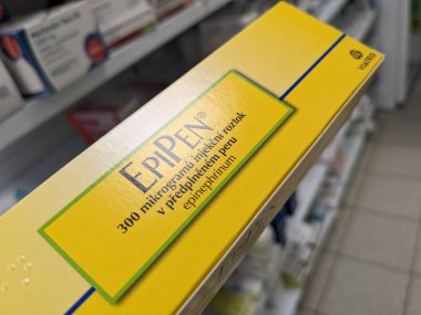Prag, Çek Cumhuriyeti - 10 Temmuz 2024: EPIPEN ilaç kutusu MYLAN tarafından EPINEPHRINE aktif madde, anafilaksi acil tedavisinde kullanılır.