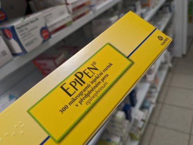 Prag, Çek Cumhuriyeti - 10 Temmuz 2024: EPIPEN ilaç kutusu MYLAN tarafından EPINEPHRINE aktif madde, anafilaksi acil tedavisinde kullanılır.