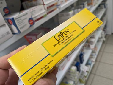 Prag, Çek Cumhuriyeti - 10 Temmuz 2024: EPIPEN ilaç kutusu MYLAN tarafından EPINEPHRINE aktif madde, anafilaksi acil tedavisinde kullanılır.