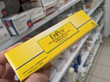 Prag, Çek Cumhuriyeti - 10 Temmuz 2024: EPIPEN ilaç kutusu MYLAN tarafından EPINEPHRINE aktif madde, anafilaksi acil tedavisinde kullanılır.