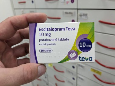 Prag, Çek Cumhuriyeti - 9 Temmuz 2024: ESCITALOPRAM TEVA ilaç kutusu escitalopram aktif maddesi ile birlikte, depresyon, anksiyete, panik bozukluk, obsesif kompulsif kompulsif bozukluk tedavisinde kullanılır