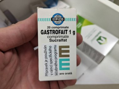 Prag, Çek Cumhuriyeti - 10 Temmuz 2024: Mısır Uluslararası İlaç Endüstrisi Şirketi tarafından peptik ülser ve gastr tedavisinde kullanılan sükunet içeren ilaç kutusu