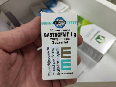 Prag, Çek Cumhuriyeti - 10 Temmuz 2024: Mısır Uluslararası İlaç Endüstrisi Şirketi tarafından peptik ülser ve gastr tedavisinde kullanılan sükunet içeren ilaç kutusu