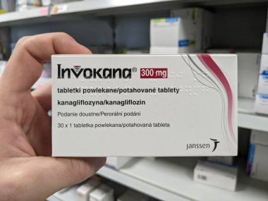 Prag, Çek Cumhuriyeti - 31 Mart 2024: INVOKANA ilaç kutusu Canagliflozin, ilaç şirketi Janssen, Diyabet tedavisi