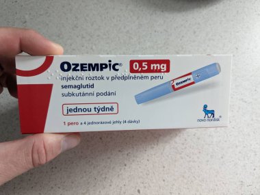 Brno, Çek Cumhuriyeti - 28 Haziran 2024: Ozempic kutusu. Ozempik ilacın Çek versiyonu. Çek Cumhuriyeti 'nde diyabet tedavisi. Bir paket semaglutid. Diyabet ilacı. Bazen kilo vermek için kullanılıyor.