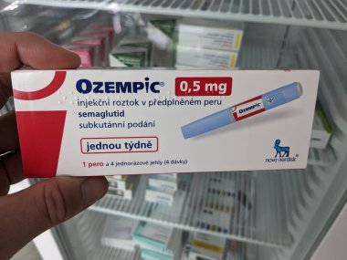 Brno, Çek Cumhuriyeti - 28 Haziran 2024: Ozempic kutusu. Ozempik ilacın Çek versiyonu. Çek Cumhuriyeti 'nde diyabet tedavisi. Bir paket semaglutid. Diyabet ilacı. Bazen kilo vermek için kullanılıyor.