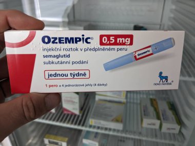 Brno, Çek Cumhuriyeti - 28 Haziran 2024: Ozempic kutusu. Ozempik ilacın Çek versiyonu. Çek Cumhuriyeti 'nde diyabet tedavisi. Bir paket semaglutid. Diyabet ilacı. Bazen kilo vermek için kullanılıyor.