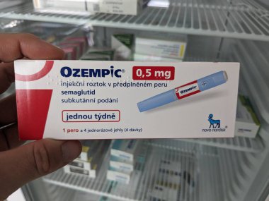 Brno, Çek Cumhuriyeti - 28 Haziran 2024: Ozempic kutusu. Ozempik ilacın Çek versiyonu. Çek Cumhuriyeti 'nde diyabet tedavisi. Bir paket semaglutid. Diyabet ilacı. Bazen kilo vermek için kullanılıyor.