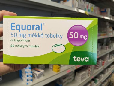 Prag, Çek Cumhuriyeti - 28 Haziran 2024: Emcure Pharmaceuticals tarafından organın reddedilmesi, romatizma eklem iltihabı tedavisinde kullanılan silosporin aktif maddeyle birlikte EQUORAL ilaç kutusu