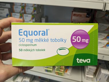 Prag, Çek Cumhuriyeti - 28 Haziran 2024: Emcure Pharmaceuticals tarafından organın reddedilmesi, romatizma eklem iltihabı tedavisinde kullanılan silosporin aktif maddeyle birlikte EQUORAL ilaç kutusu