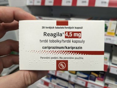 Prag, Çek Cumhuriyeti-17 Haziran 2024: Akli dengesizliklerin tedavisinde kullanılan Kariprazin aktif maddesi içeren REAGLIA ilaç kutusu