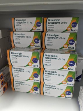 Prag, Çek Cumhuriyeti - 10 Temmuz 2024: Nitrendipin Ratiopharm ilaç kutusu nitrendipin aktif maddesi, hipertansiyon ve yüksek tansiyon tedavisinde kullanılır.