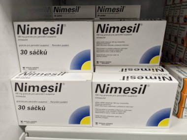 Prag, Çek Cumhuriyeti - 10 Temmuz 2024: Berlin-Chemie Menarini 'nin Nimesulide aktif maddesiyle birlikte Nimesil ilaç kutusu, ağrı, iltihap ve osteoartrit tedavisinde kullanılır..