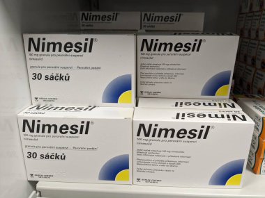 Prag, Çek Cumhuriyeti - 10 Temmuz 2024: Berlin-Chemie Menarini 'nin Nimesulide aktif maddesiyle birlikte Nimesil ilaç kutusu, ağrı, iltihap ve osteoartrit tedavisinde kullanılır..
