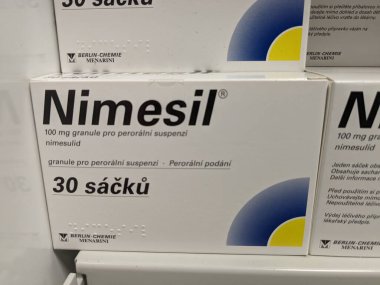 Prag, Çek Cumhuriyeti - 10 Temmuz 2024: Berlin-Chemie Menarini 'nin Nimesulide aktif maddesiyle birlikte Nimesil ilaç kutusu, ağrı, iltihap ve osteoartrit tedavisinde kullanılır..