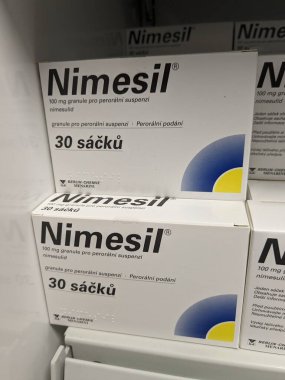 Prag, Çek Cumhuriyeti - 10 Temmuz 2024: Berlin-Chemie Menarini 'nin Nimesulide aktif maddesiyle birlikte Nimesil ilaç kutusu, ağrı, iltihap ve osteoartrit tedavisinde kullanılır..
