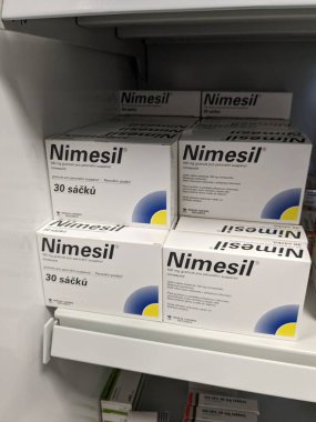 Prag, Çek Cumhuriyeti - 10 Temmuz 2024: Berlin-Chemie Menarini 'nin Nimesulide aktif maddesiyle birlikte Nimesil ilaç kutusu, ağrı, iltihap ve osteoartrit tedavisinde kullanılır..