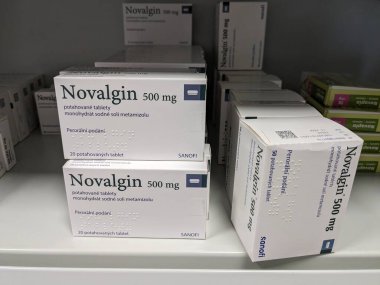 Prag, Çek Cumhuriyeti - 17 Haziran 2024: Sanofi tarafından kullanılan NOVALGIN İlaç Kutusu, ağrı, ateş ve iltihap tedavisinde kullanılan metamizol aktif madde