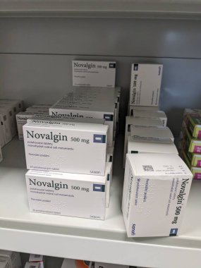 Prag, Çek Cumhuriyeti - 17 Haziran 2024: Sanofi tarafından kullanılan NOVALGIN İlaç Kutusu, ağrı, ateş ve iltihap tedavisinde kullanılan metamizol aktif madde