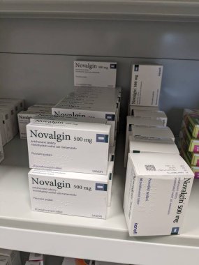 Prag, Çek Cumhuriyeti - 17 Haziran 2024: Sanofi tarafından kullanılan NOVALGIN İlaç Kutusu, ağrı, ateş ve iltihap tedavisinde kullanılan metamizol aktif madde