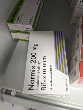 Prag, Çek Cumhuriyeti - 10 Temmuz 2024: Gezginlerin ishal, hepatik ensefalopati ve sinirlendirilebilir yay tedavisinde kullanılan Alfa Wassermann tarafından rifaximin aktif maddeyle dolu Normix kutusu