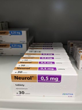 Prag, Çek Cumhuriyeti-17 Haziran 2024: Pfizer 'ın içinde Alprazolam aktif maddesi bulunan nöro-ilaç kutusu, anksiyete bozukluğu ve panik bozukluğunun tedavisinde kullanılır., 