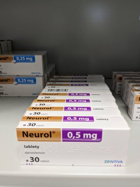 Prag, Çek Cumhuriyeti-17 Haziran 2024: Pfizer 'ın içinde Alprazolam aktif maddesi bulunan nöro-ilaç kutusu, anksiyete bozukluğu ve panik bozukluğunun tedavisinde kullanılır., 