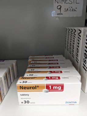 Prag, Çek Cumhuriyeti-17 Haziran 2024: Pfizer 'ın içinde Alprazolam aktif maddesi bulunan nöro-ilaç kutusu, anksiyete bozukluğu ve panik bozukluğunun tedavisinde kullanılır., 