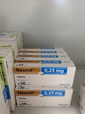 Prag, Çek Cumhuriyeti-17 Haziran 2024: Pfizer 'ın içinde Alprazolam aktif maddesi bulunan nöro-ilaç kutusu, anksiyete bozukluğu ve panik bozukluğunun tedavisinde kullanılır., 