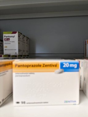 Prag, Çek Cumhuriyeti-17 Haziran 2024: Pfizer 'ın içinde Alprazolam aktif maddesi bulunan nöro-ilaç kutusu, anksiyete bozukluğu ve panik bozukluğunun tedavisinde kullanılır., 