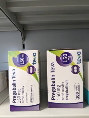 Prag, Çek Cumhuriyeti - 9 Temmuz 2024: Nöropatik ağrı ve epilepsi tedavisinde kullanılan pregABALIN TEVA kapsül kutusu.