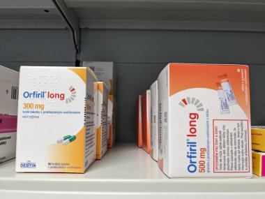  Prag, Çek Cumhuriyeti-17 Haziran 2024: Desitin tarafından epilepsi, nöbet ve epileptik nöbetlerin tedavisinde kullanılan Valproik asit içeren Orfiril Long ilaç kutusu