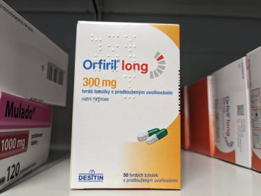  Prag, Çek Cumhuriyeti-17 Haziran 2024: Desitin tarafından epilepsi, nöbet ve epileptik nöbetlerin tedavisinde kullanılan Valproik asit içeren Orfiril Long ilaç kutusu