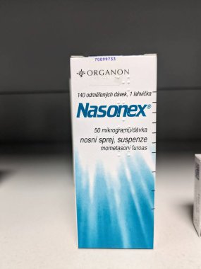 Prag, Çek Cumhuriyeti-17 Haziran 2024: Merck & Co. 'nun Mometasone furoate maddesiyle birlikte ilaç kutusu, Alerjik gerillaların tedavisinde kullanılır, Hay humması