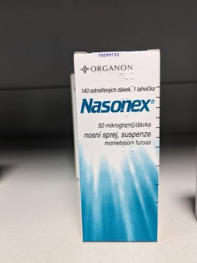 Prag, Çek Cumhuriyeti-17 Haziran 2024: Merck & Co. 'nun Mometasone furoate maddesiyle birlikte ilaç kutusu, Alerjik gerillaların tedavisinde kullanılır, Hay humması